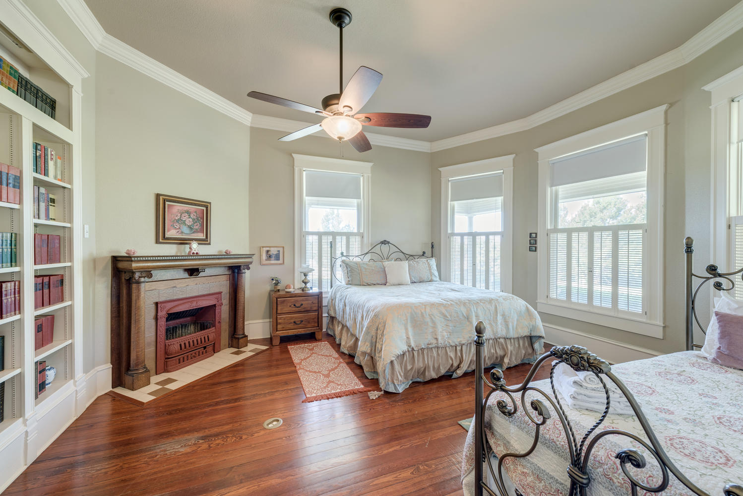 Main House Bedroom #3 (Crepe Myrtle)