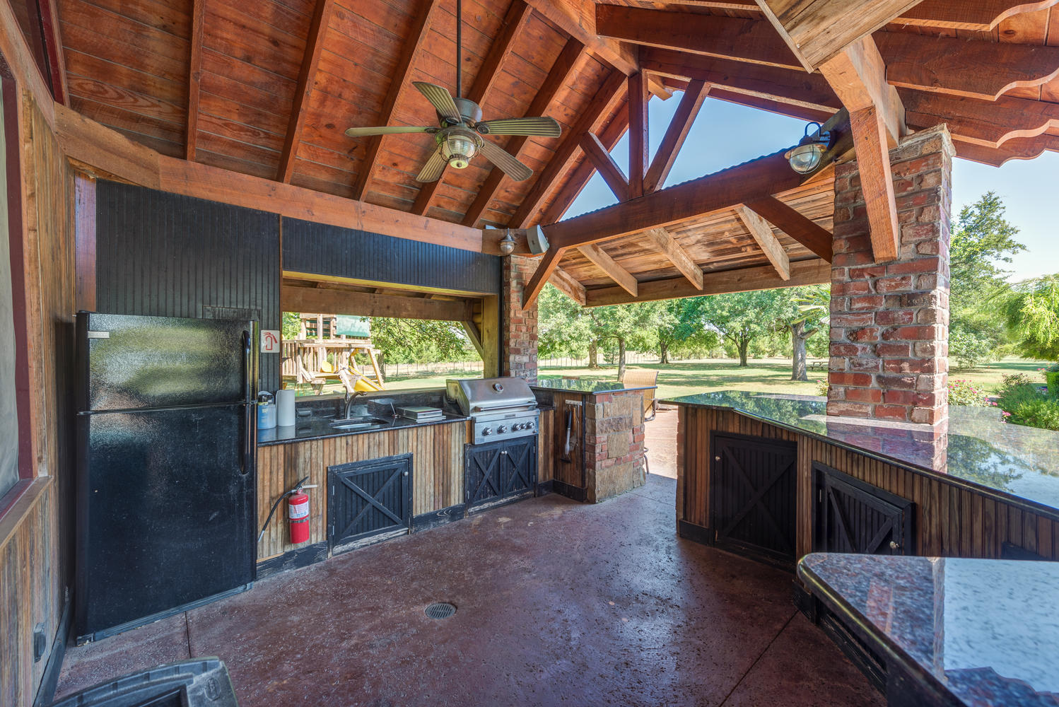 Outdoor Kitchen/Bar